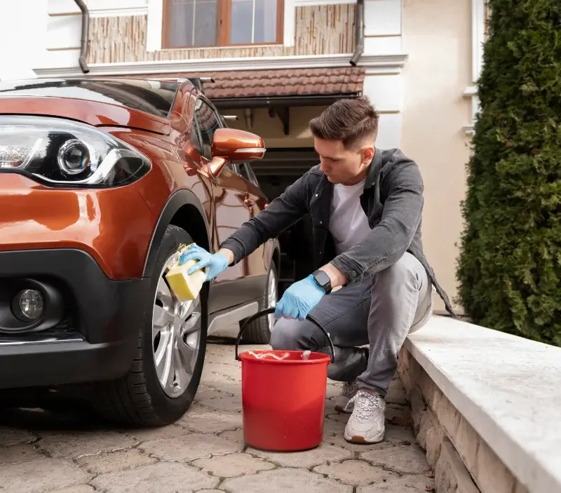 Lavage auto à domicile Vildé-Guingalan : professionnel intervenant sur un véhicule